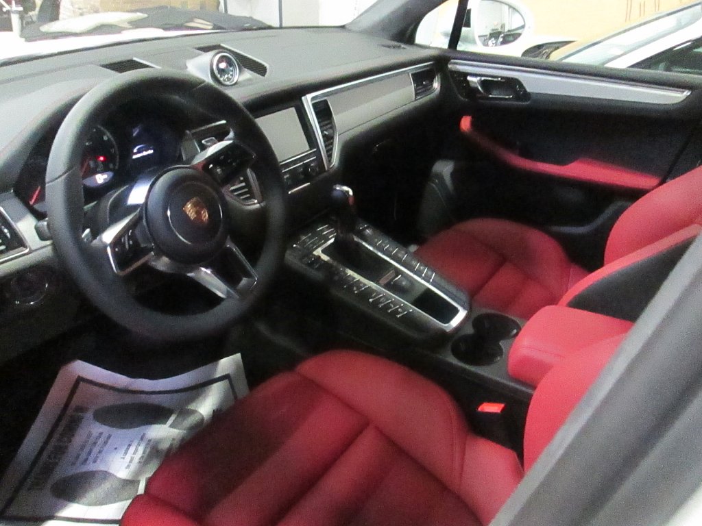 Click image for larger version

Name:	Interior.Macan.JPG
Views:	77
Size:	912.8 KB
ID:	419317