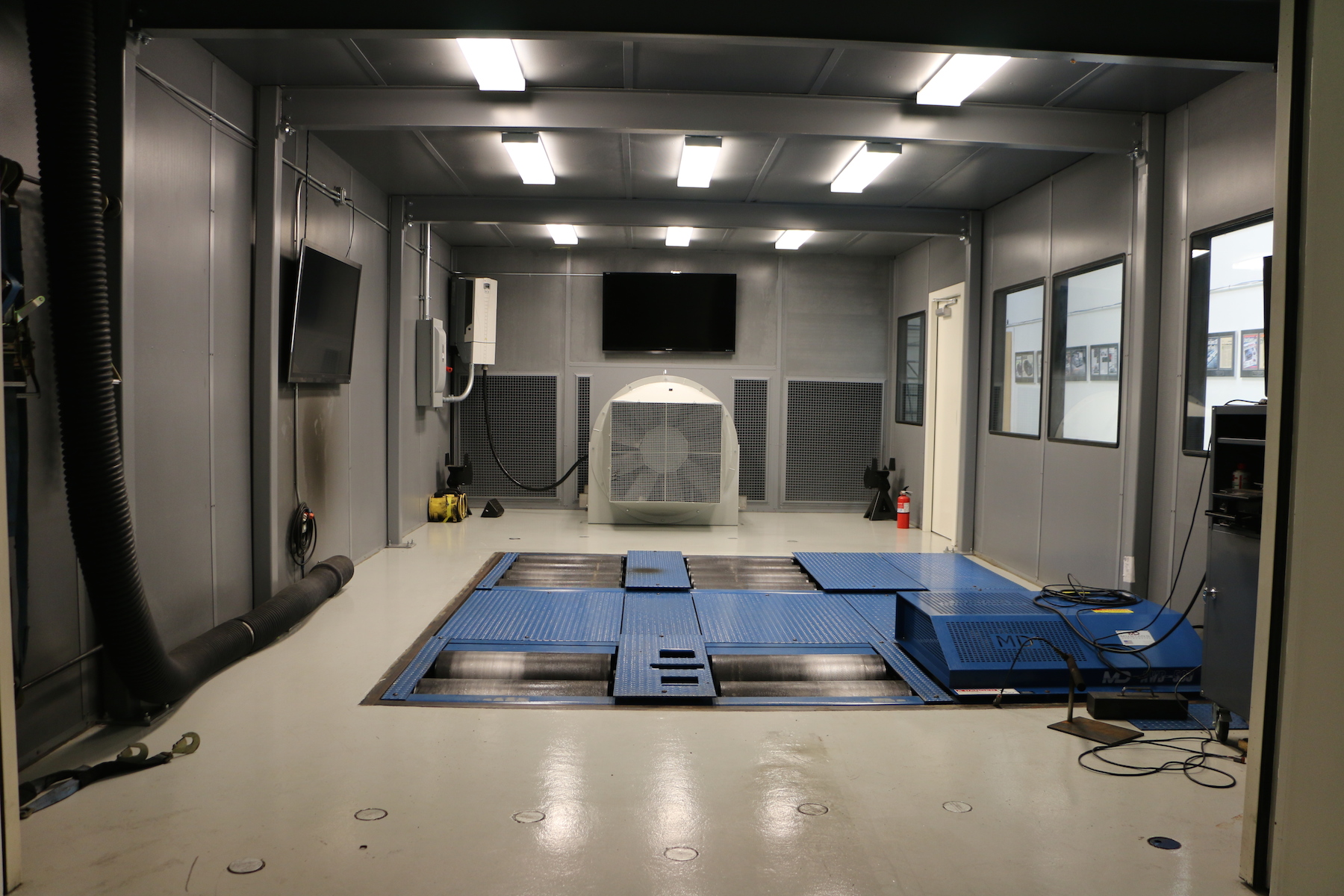 Name:  World_Motorsports_Wind_Tunnel_Dyno_Rear_door_picture_no_car.jpg
Views: 44
Size:  826.4 KB