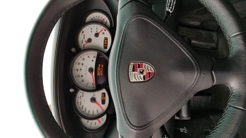 Click image for larger version

Name:	996 Steering wheel .jpg
Views:	47
Size:	2.69 MB
ID:	516494