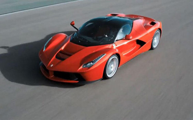 Ferrari LaFerrari vs. McLaren P1 on Track