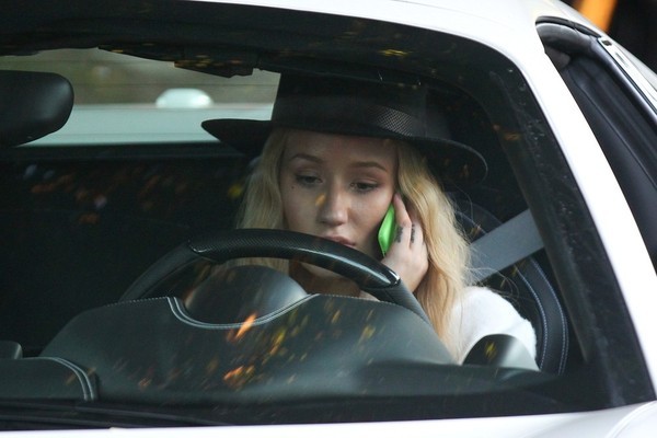iggy-azalea-seen-driving-a-ferrari-458-italia-photo-gallery_5