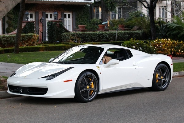 iggy-azalea-seen-driving-a-ferrari-458-italia-photo-gallery_6