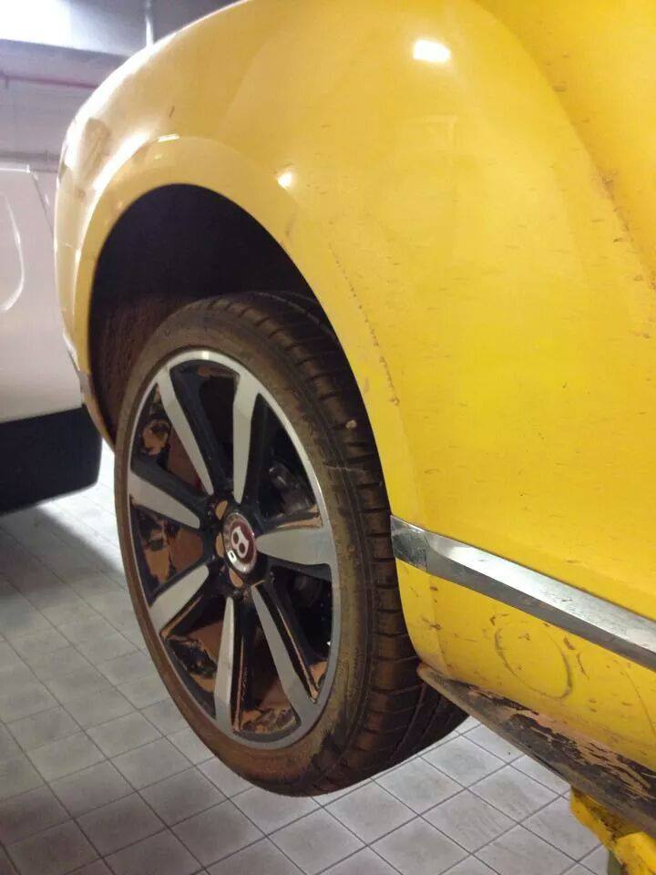 top-gear-seriously-damaged-the-yellow-bentley-gt-v8-s-in-australia_1