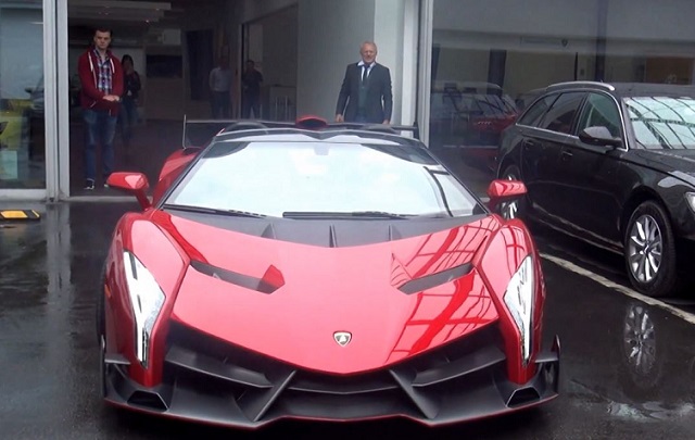 Lamborghini Veneno Loaded on Truck Video is Cringe Worthy