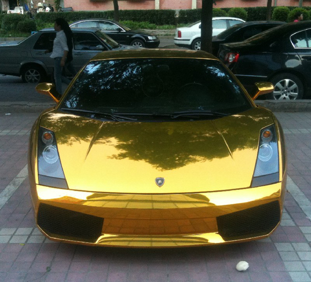 Golden Lamborghini Doesn’t Want to Live: Crashes to Ease Pain