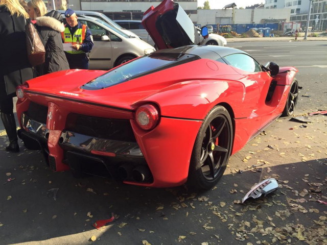 Ferrari-LaFerrari-crash-Budapest-Hungari-5-e1446499534640.jpg