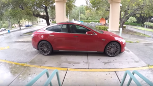 The Tesla Model S Comes to You If You Use Its Summon Feature