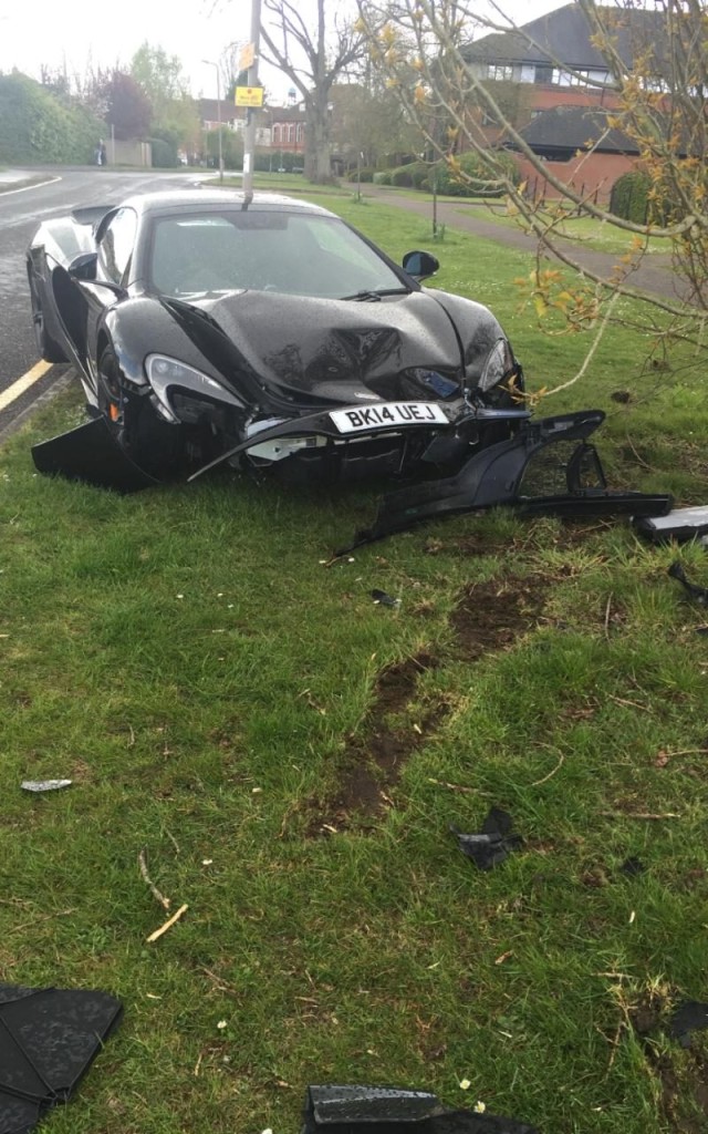 96911965-crashed-McLaren-650S-2-CARS-restricted-xlarge_trans++tM3ZXxV42fQENILgObxjOFzt7SZsQQ7h3oKyATfgi0w