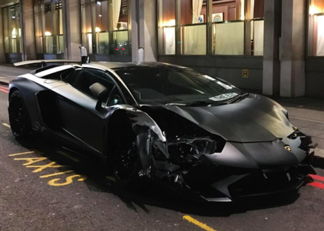 Video: 20-Year-Old Crashes Aventador SV in London Street Race
