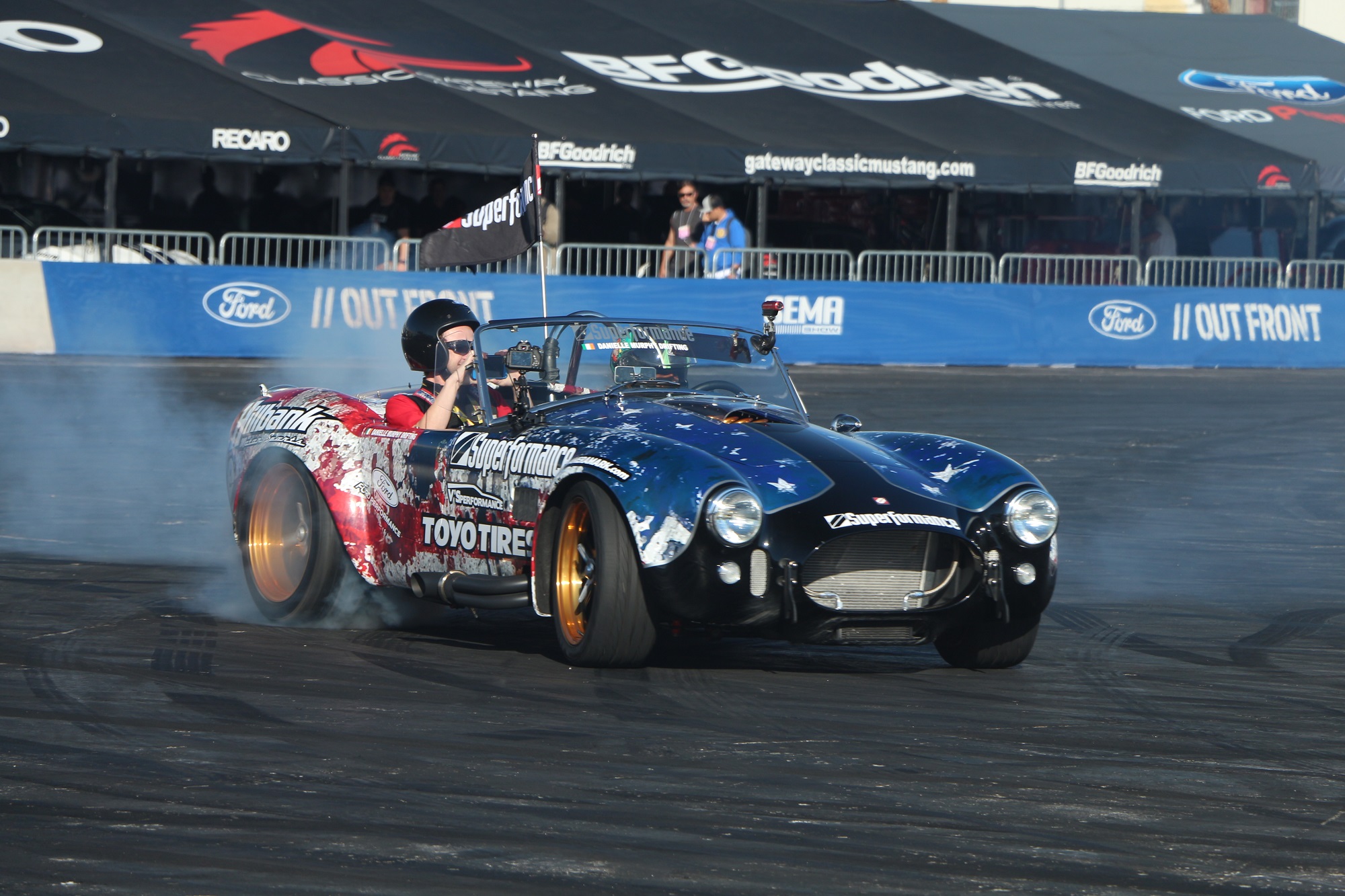 6SpeedOnline.com SEMA 2017 Superformance Hillbank V's Performance Ford MKIII Cobra Drift Drifting Sideshow