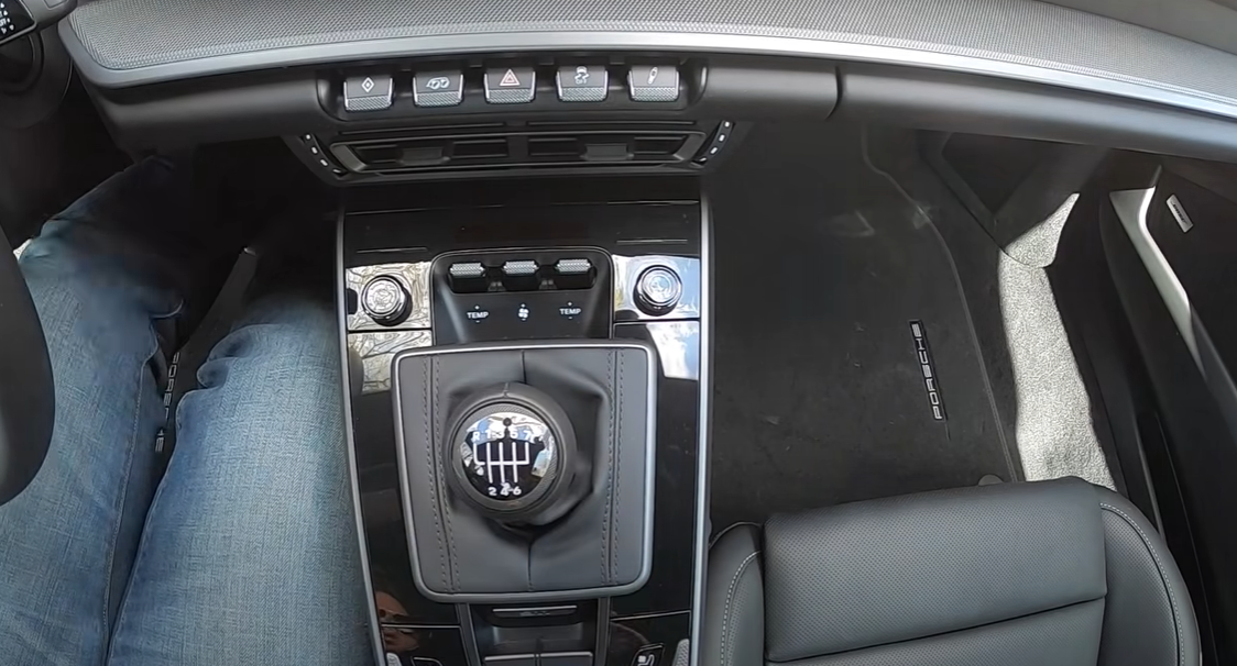 Porsche 992 manual