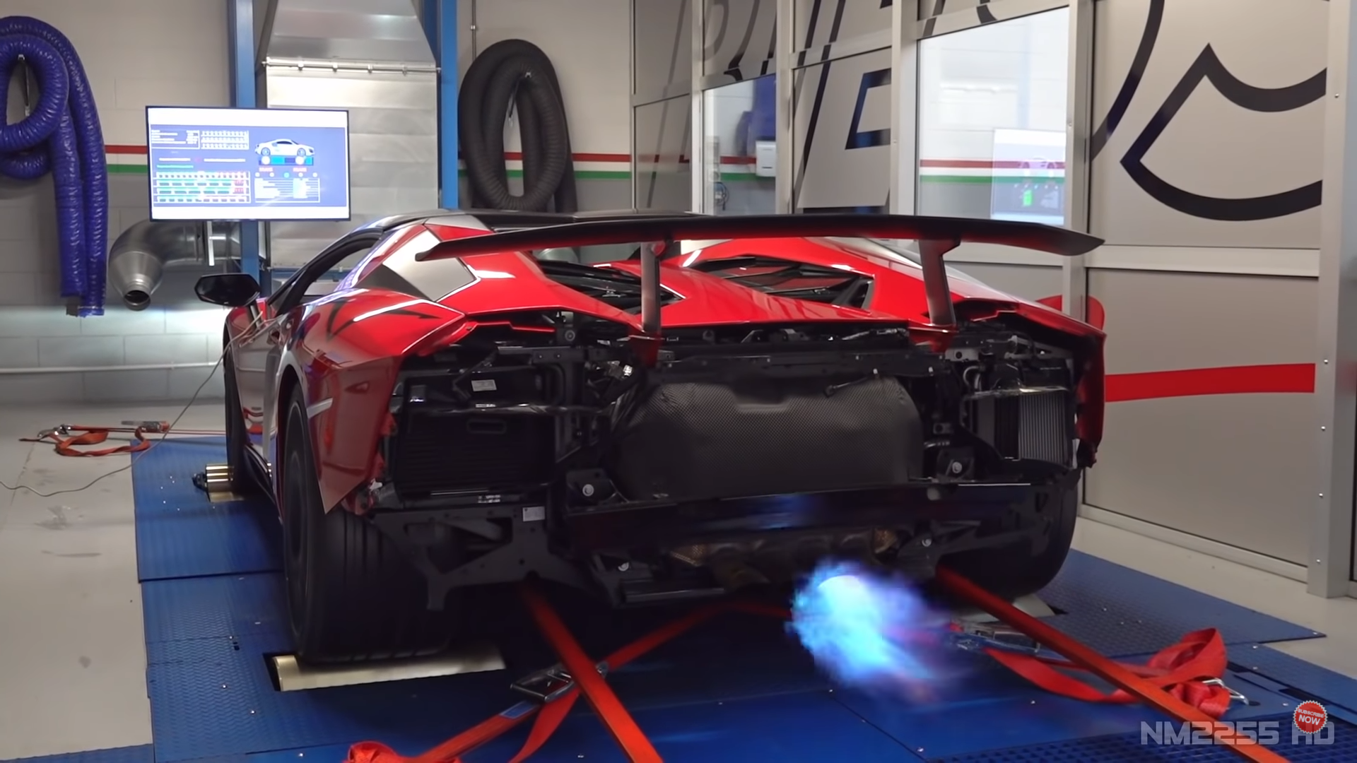 Fire-breathing Lamborghini Aventador Screams on the Dyno