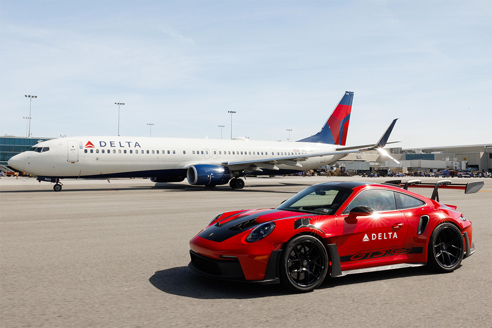 Porsche 911 GT3 RS with Delta Airlines Boeing 737