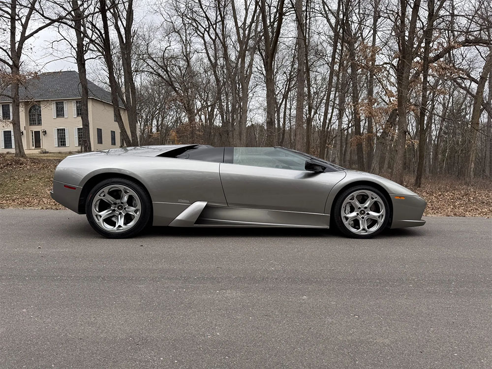 Side Profile View of Lamborghini Murcielago